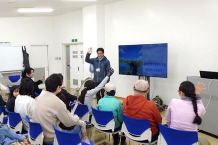 モニターの前で講師の説明を聞く参加者たち