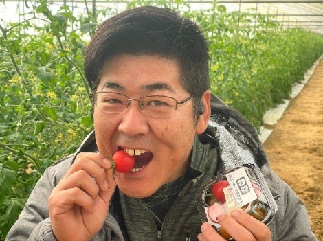 トマト農場でトマトを手にする天野代表